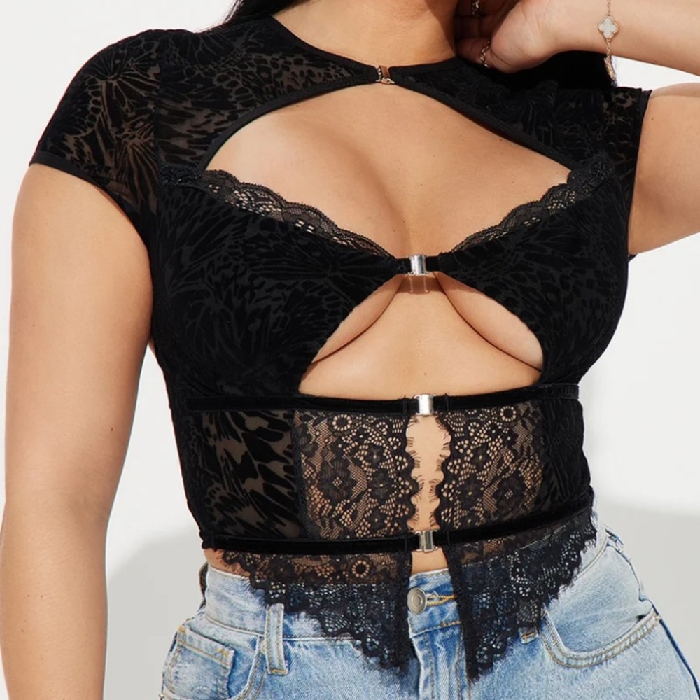 Fashion Nova - l black velvet top